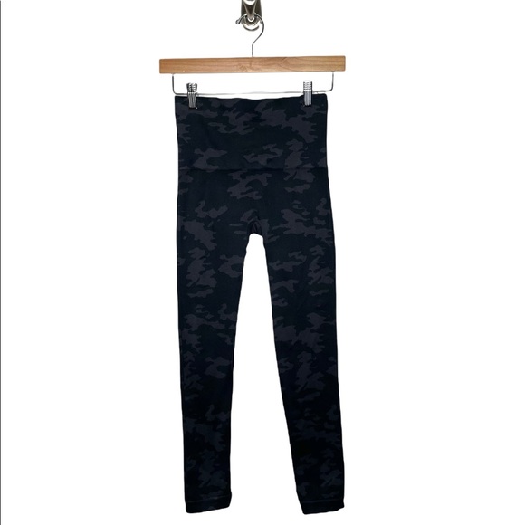 Spanx | Look At Me Now Seamless Leggings in Black Camo M - Picture 2 of 7
